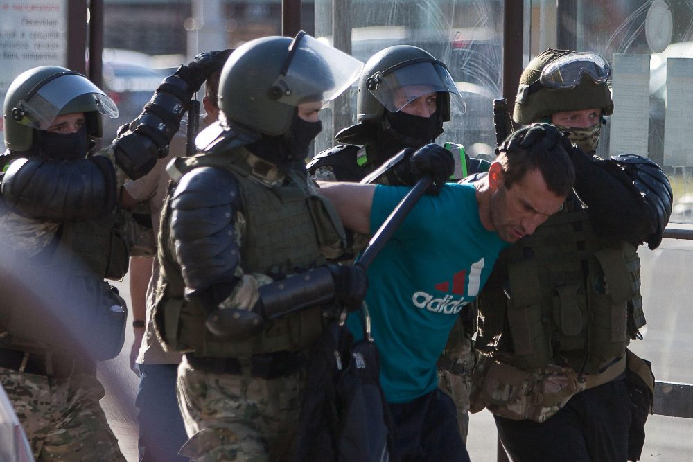 La Policía de Bielorrusia admite haber usado munición real contra un grupo de manifestantes