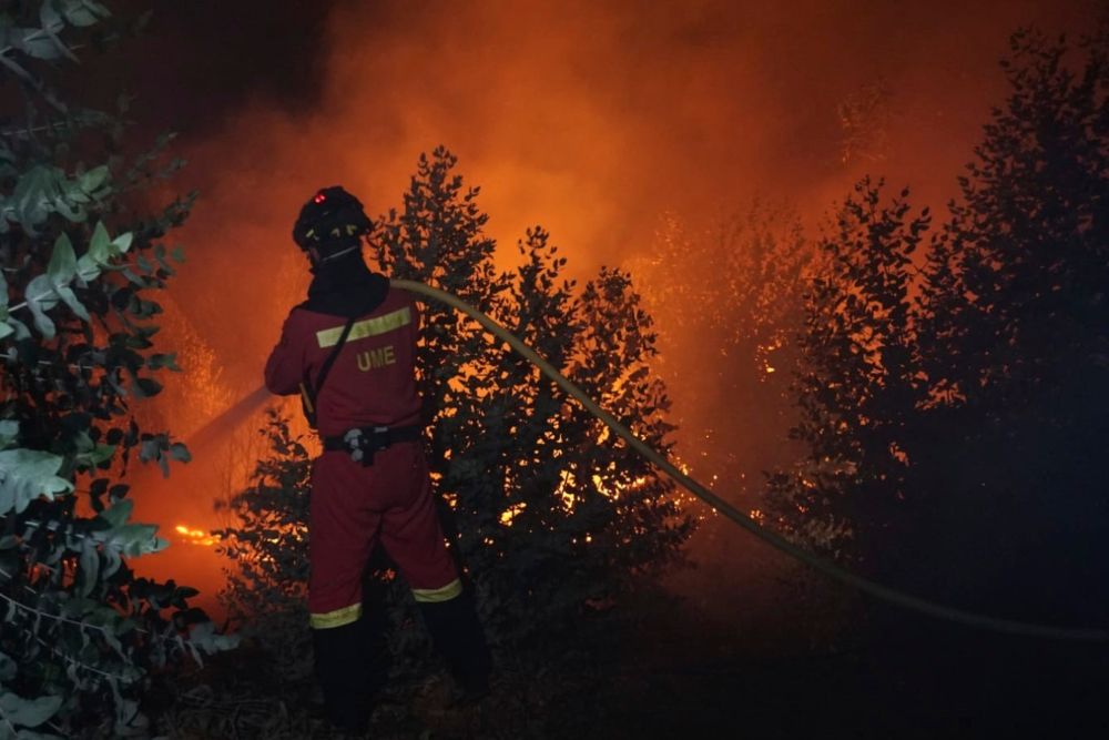 Miles de hectáreas calcinadas y 2.400 desplazados: el incendio de Almonaster avanza sin control