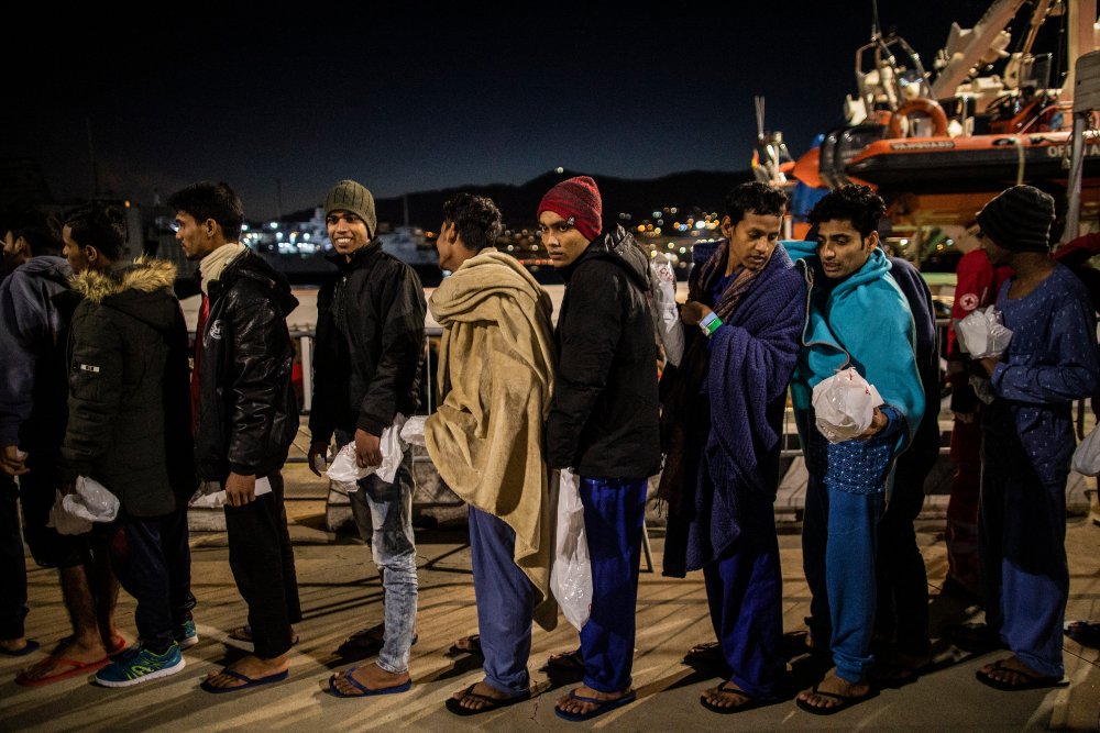 Sicilia ordena la salida de los inmigrantes irregulares y prohíbe los desembarcos en la isla