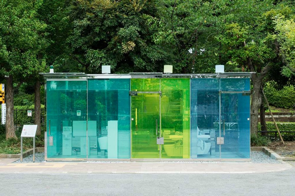 Tokio instala baños públicos transparentes en varios parques de la ciudad