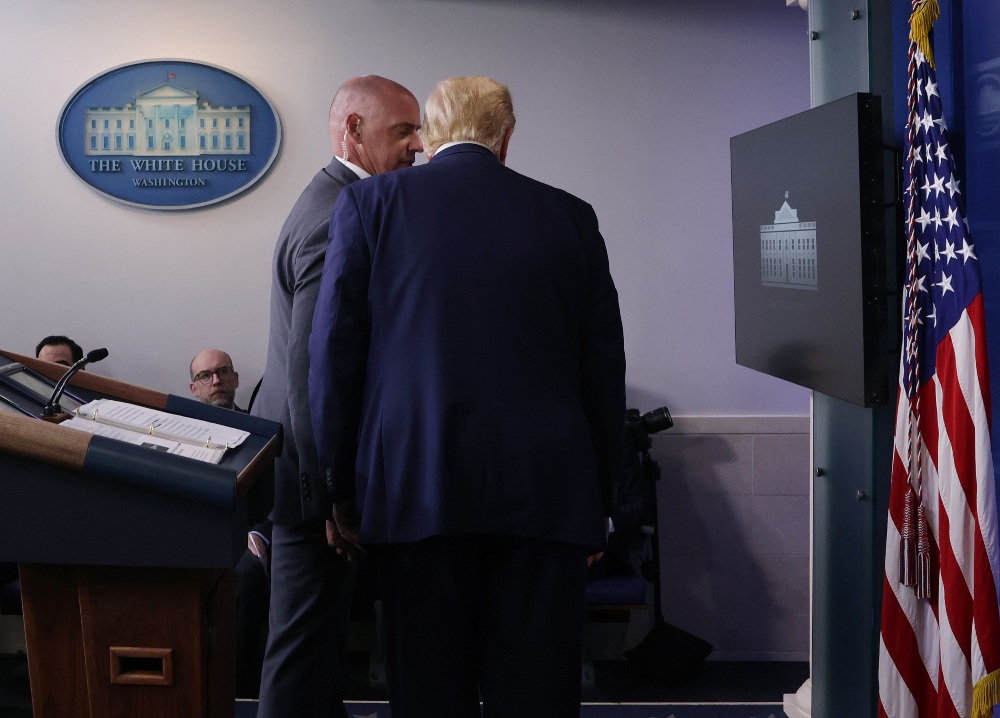 Trump, obligado a interrumpir una rueda de prensa por un tiroteo en el exterior de la Casa Blanca