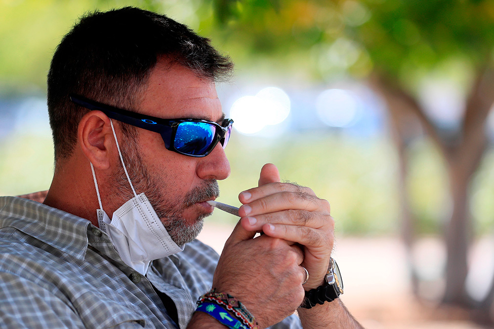 Un juez anula la orden que prohíbe fumar en la calle sin distancia de seguridad en Madrid