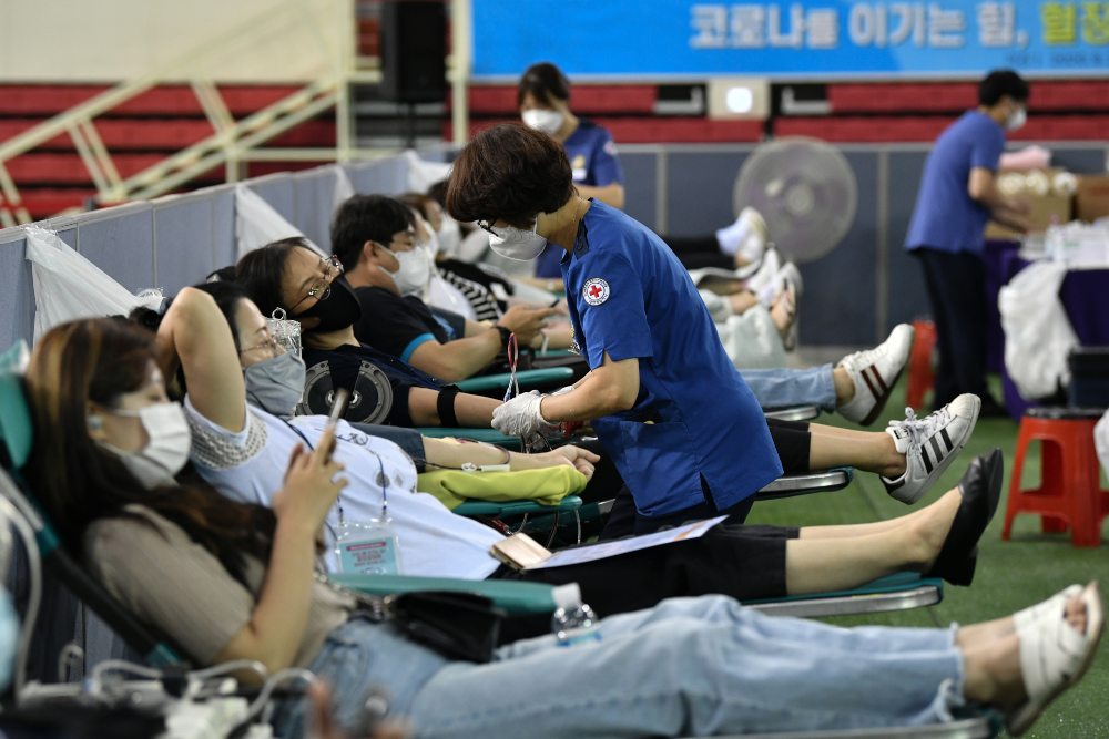 Una secta surcoreana dona el plasma de los recuperados de coronavirus tras ayudar a propagarlo