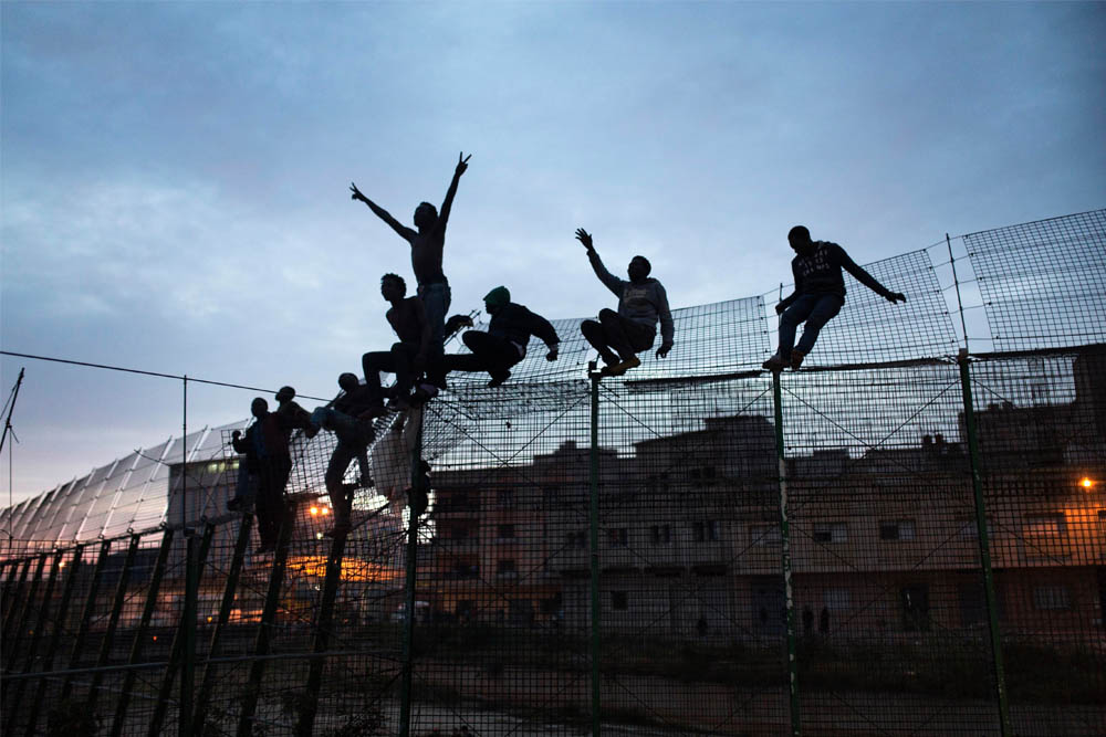 Unos 50 migrantes logran entrar en Melilla tras un nuevo asalto masivo a la valla