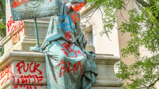 Los 5 derribos de estatuas más surrealistas llevados a cabo por el Black Lives Matter