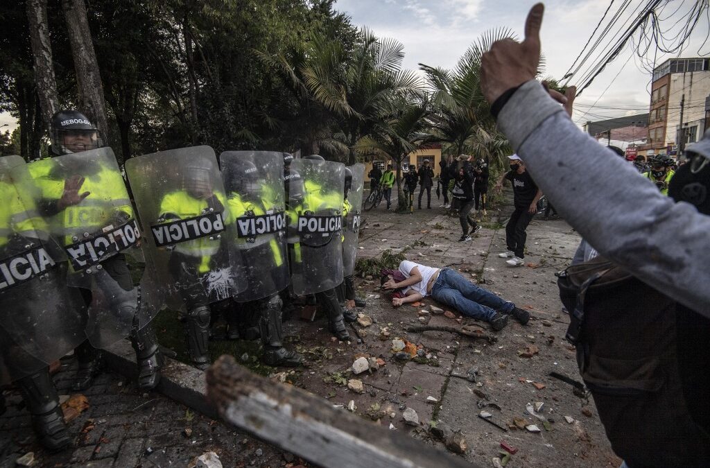 Cinco fallecidos en las protestas por la muerte de un hombre al ser detenido por la Policía en Bogotá