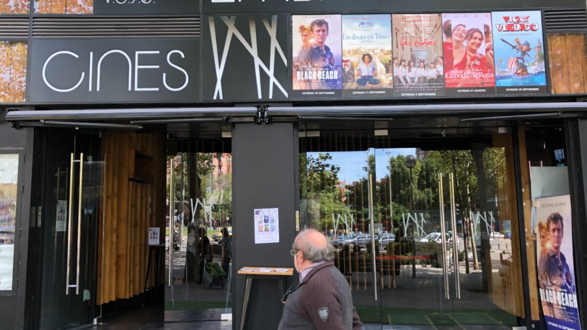 Cines Embajadores: el cine de barrio levantado sobre las cenizas de una sucursal bancaria