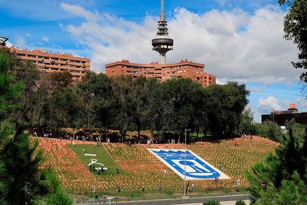 Colocan 50.000 banderas de España en un parque de Madrid en honor a los fallecidos por coronavirus