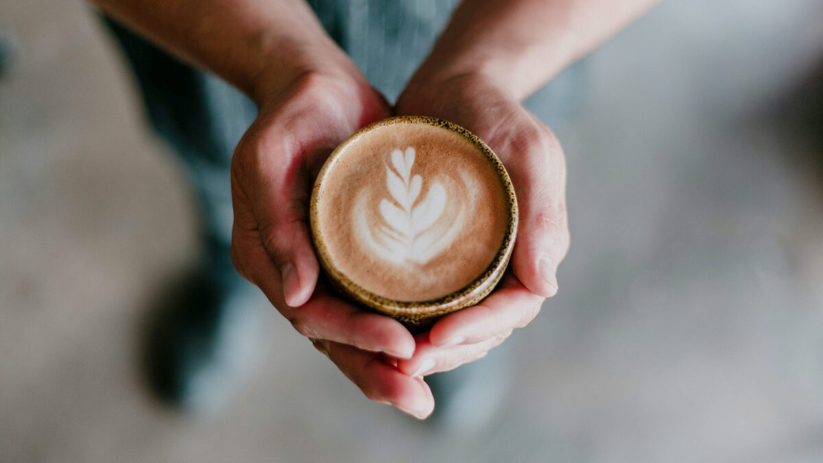 Un buen café recién tostado y sostenible para quedarse, ¡por favor!