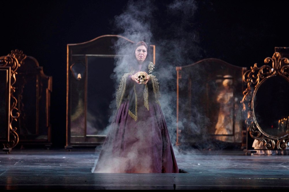 El Teatro Real suspende la representación de una ópera por las protestas de un sector del público