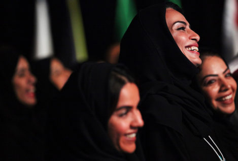 Emiratos da un nuevo paso para equiparar los salarios de hombres y mujeres
