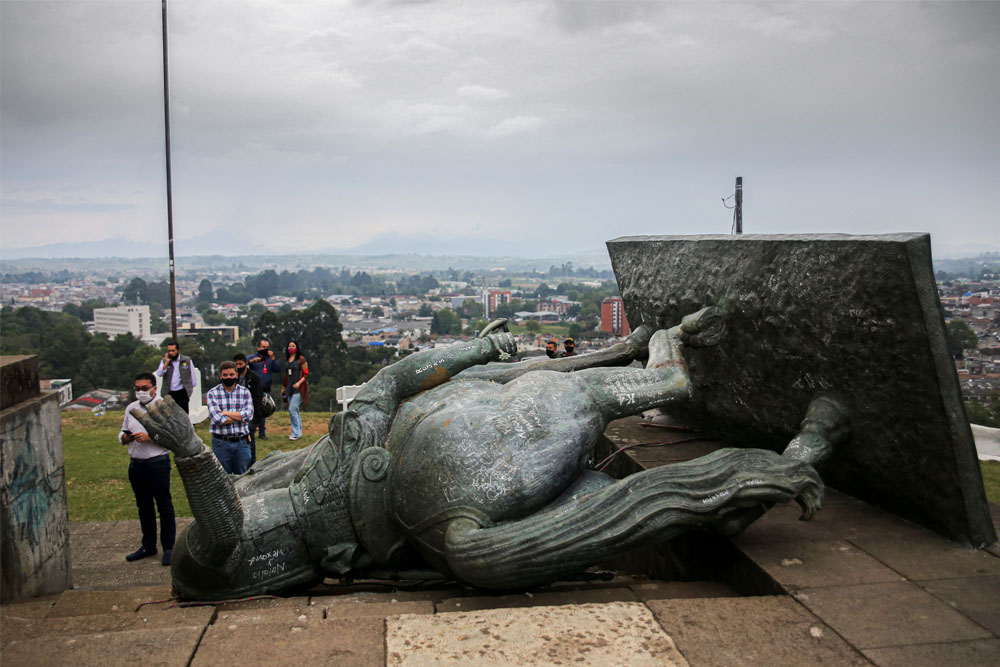 Indígenas colombianos derriban una estatua del conquistador español Sebastián de Belalcázar