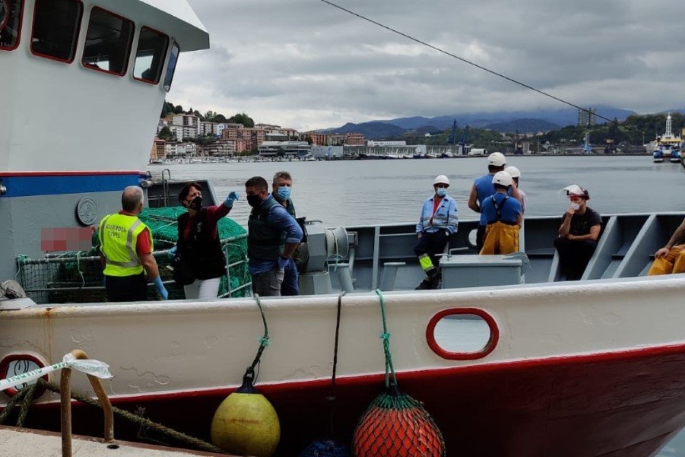 Investigan el hallazgo de restos humanos en la red de un pesquero en Gipuzkoa