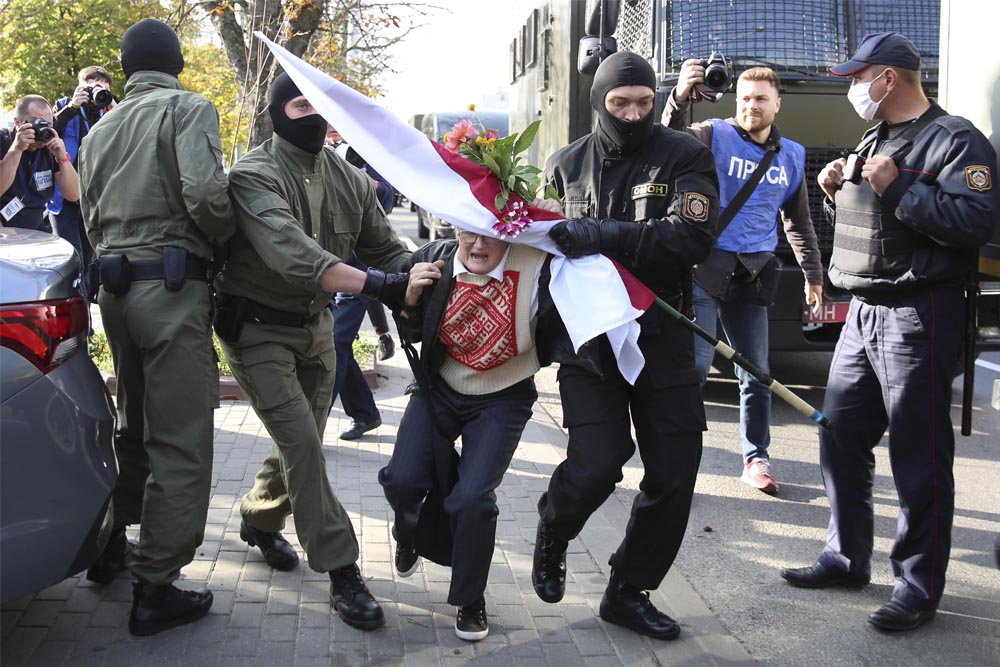La Policía bielorrusa detiene a centenares de opositoras en una protesta en Minsk