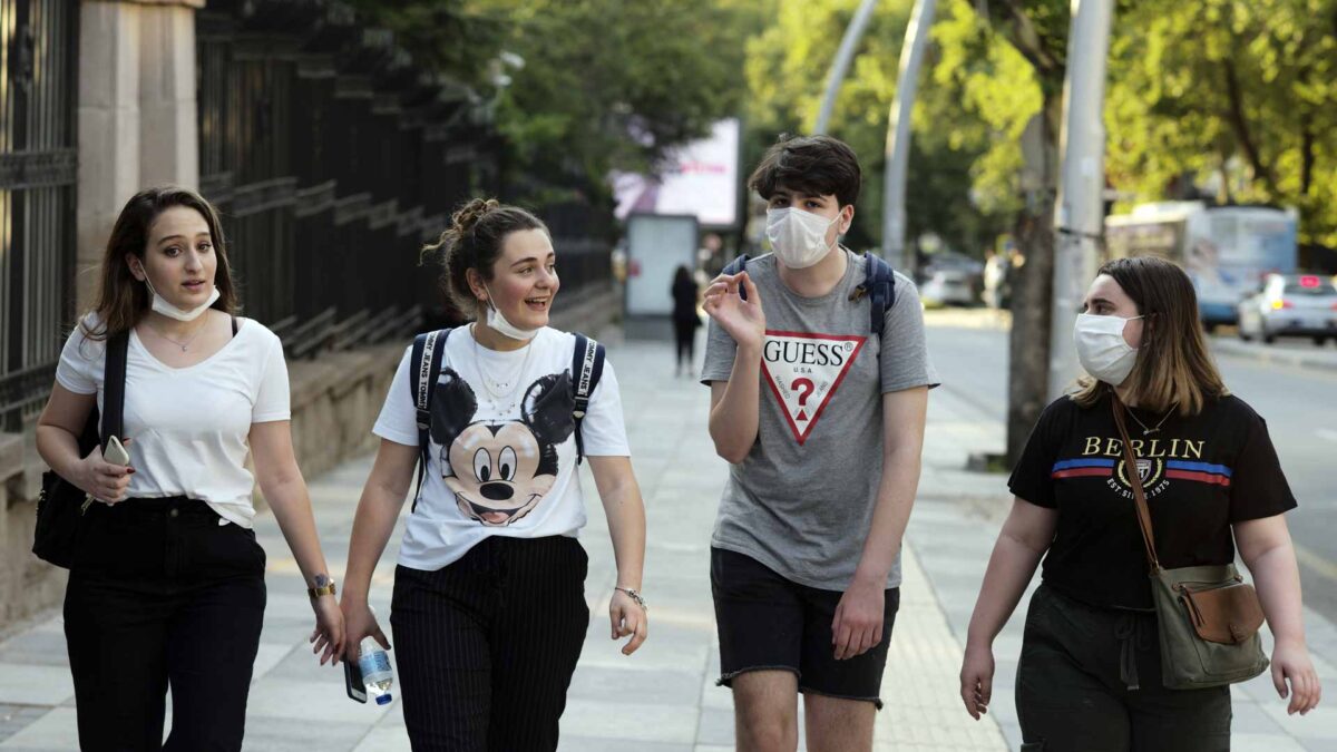 La tontuna de la mascarilla en la barbilla y el desarrollo cerebral