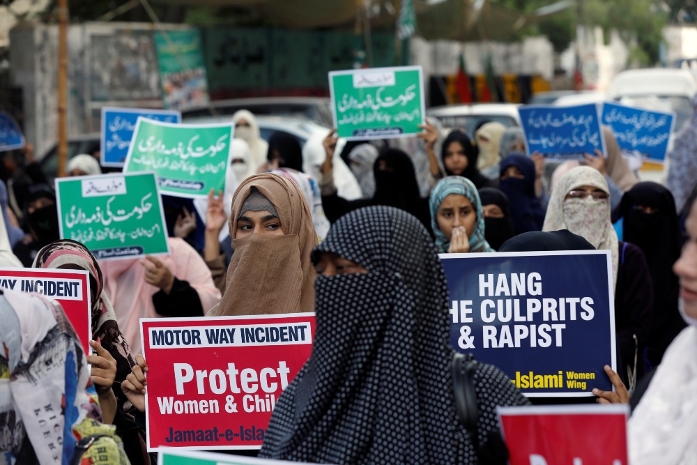 La violación de una mujer paquistaní frente a sus hijos desata la indignación en el país