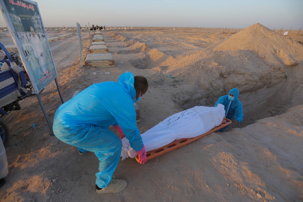Los iraquíes exhuman a las víctimas de COVID-19 del cementerio común para enterrarlos con sus familias