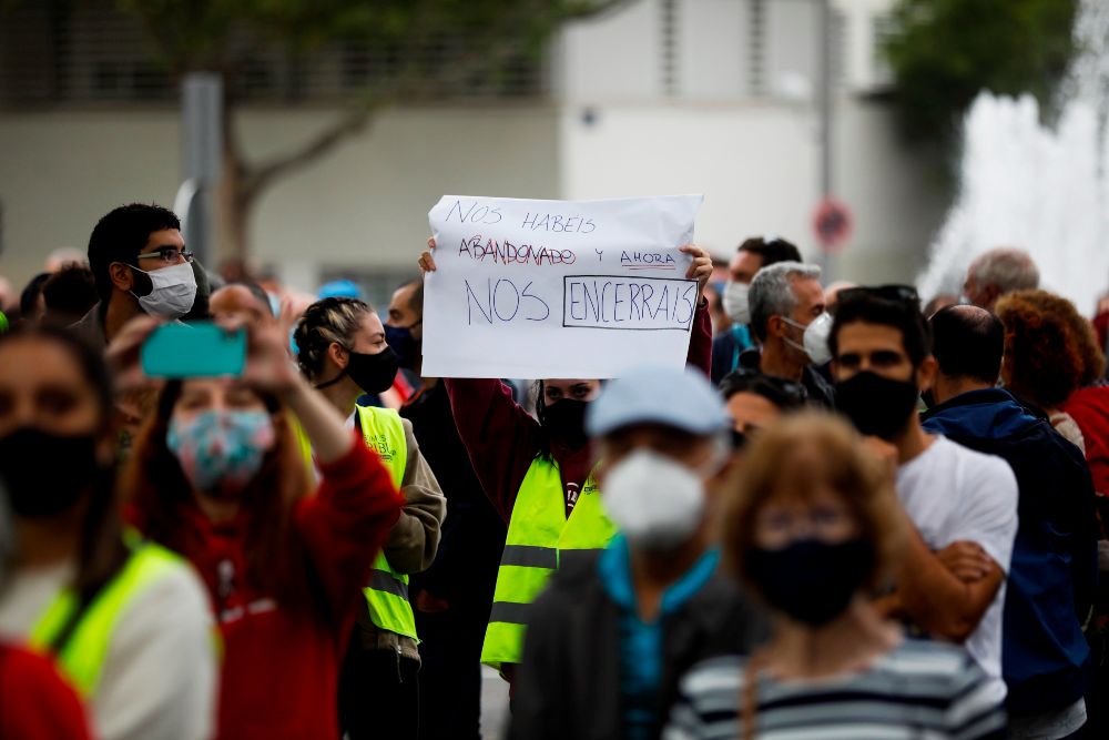 Miles de madrileños salen a la calle para protestar contra las restricciones