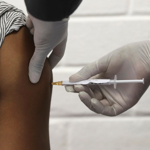 ¿Por qué es una buena noticia que se suspendan los ensayos de una vacuna?