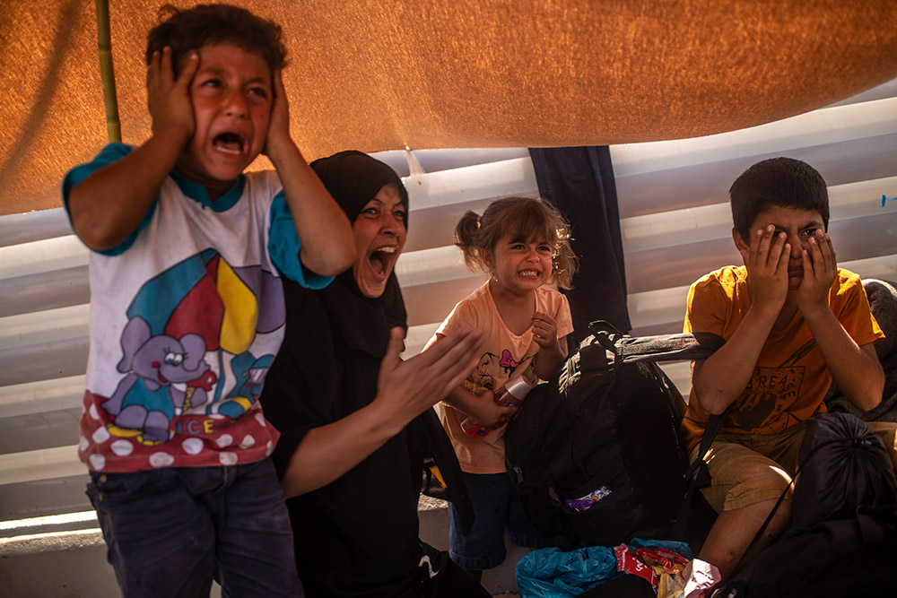 Preparan un nuevo campo de migrantes en Lesbos mientras la tensión va en aumento