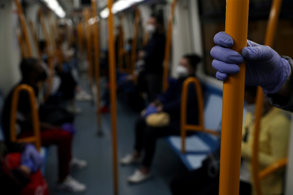Tres chicas escupen y amenazan a tres latinoamericanos en el Metro de Madrid: «¿En la selva no tienen condones?»