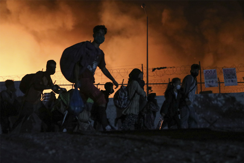 Un incendio arrasa el campo de refugiados de Moria, que alberga a cerca de 13.000 personas