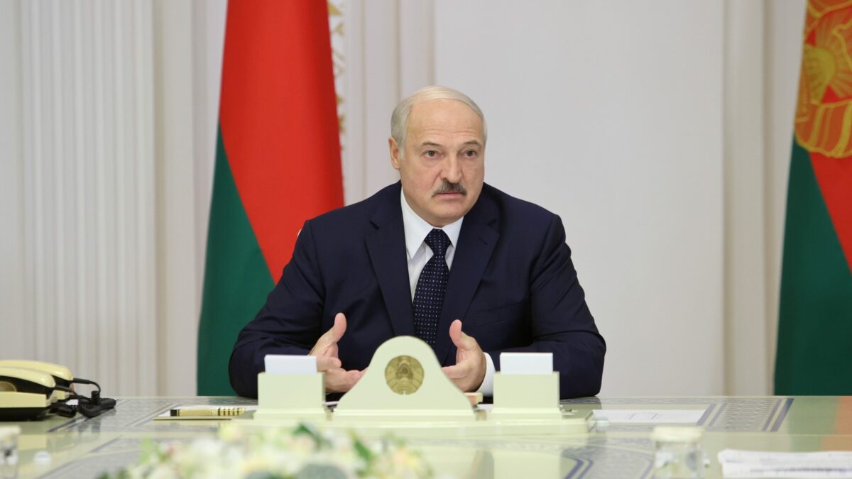 Un régimen en el laberinto: Lukashenko, ¿supervivencia política a la sombra del Kremlin?