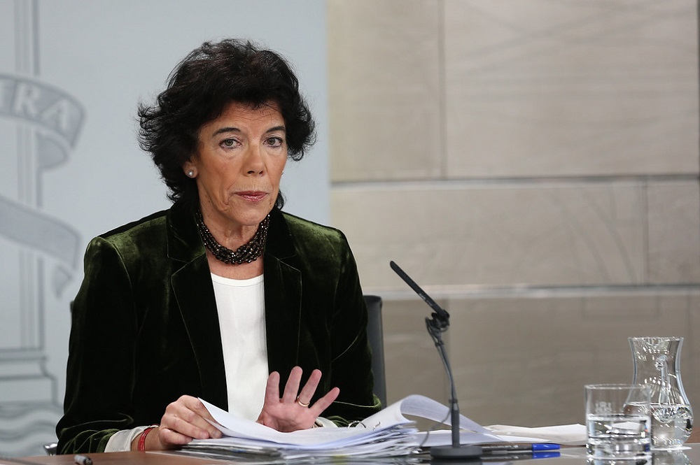 Cazan a la ministra Celaá marchándose de puente tras declarar el estado de alarma en Madrid
