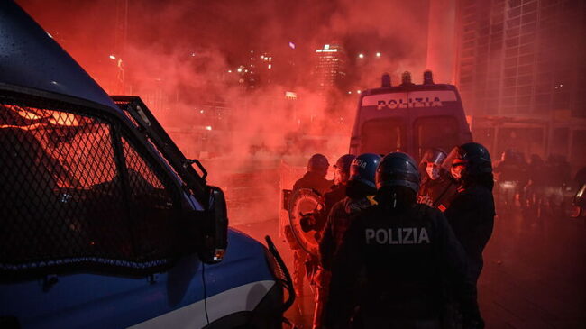 Se extienden las protestas por Italia contra las restricciones impuestas por su Gobierno al grito de "libertad"