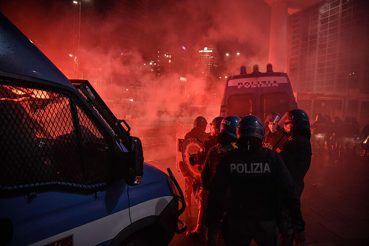 Se extienden las protestas por Italia contra las restricciones impuestas por su Gobierno al grito de «libertad»