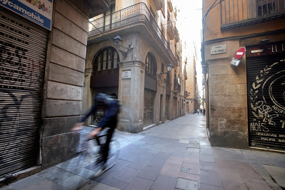 Cataluña cerrará bares y restaurantes hasta fin de mes