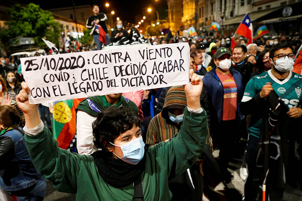 Chile aprueba con mayoría reemplazar su Constitución, redactada durante la dictadura de Pinochet