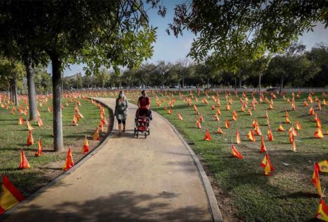 Colocan 56.000 banderas de España en Sevilla para recordar a las víctimas de la COVID-19