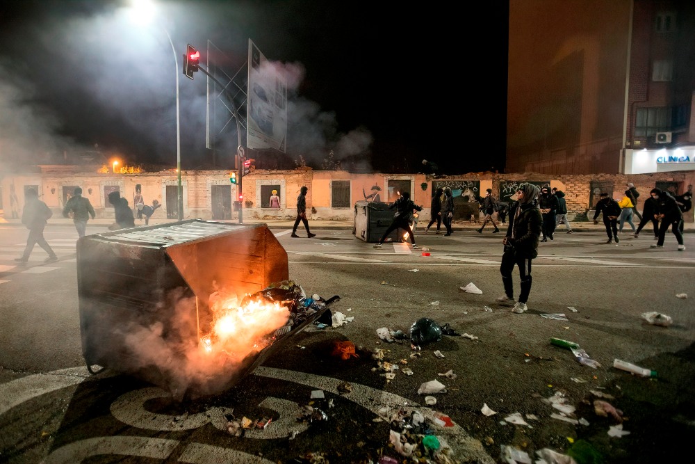 Disturbios en Burgos y Barcelona por el toque de queda