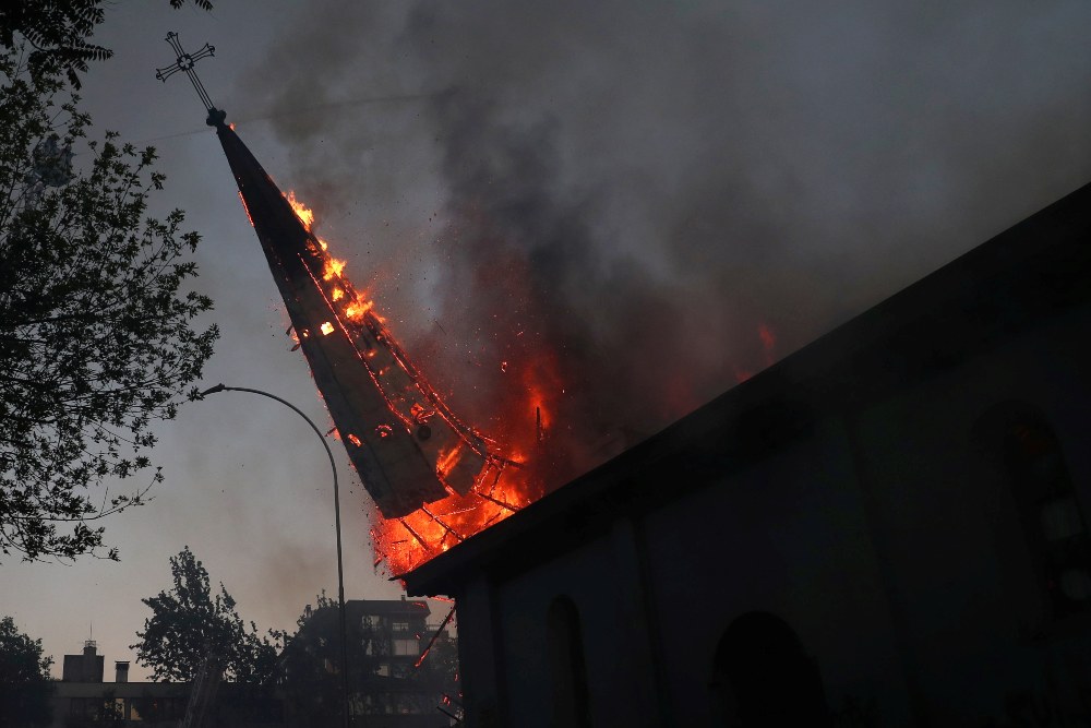 Dos iglesias quemadas tras una multitudinaria marcha en el aniversario de las protestas chilenas