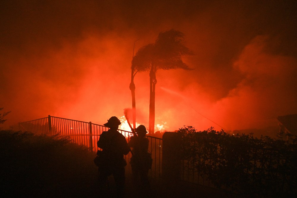 Dos incendios forestales obligan a evacuar a unas 90.000 personas cerca de Los Ángeles