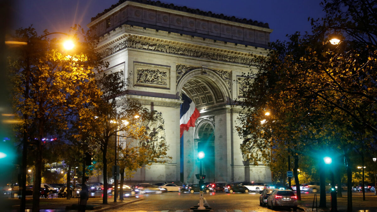 El Arco del Triunfo y la Torre Eiffel evacuadas por una amenaza de bomba y el hallazgo de un paquete con municiones