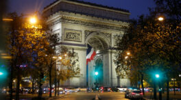 El Arco del Triunfo y la Torre Eiffel evacuadas por una amenaza de bomba y el hallazgo de un paquete con municiones