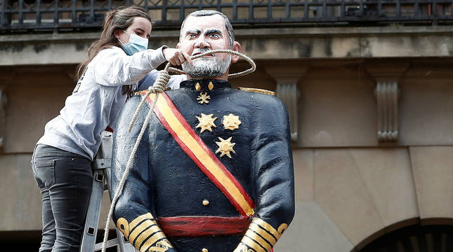 Derriban y decapitan en Pamplona una figura del Rey y de Colón en un acto promovido por Sortu-Bildu