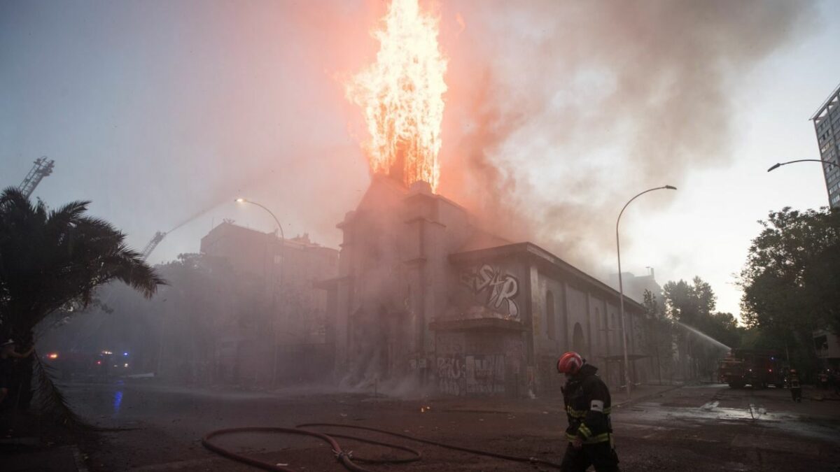Arden dos iglesias en Chile durante las protestas del aniversario del ‘estallido social’