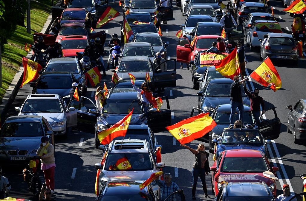Miles de coches marchan en Madrid con VOX contra el Gobierno