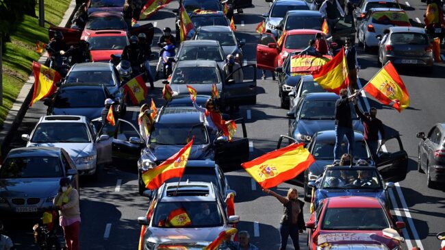 Miles de coches marchan en Madrid con VOX contra el Gobierno