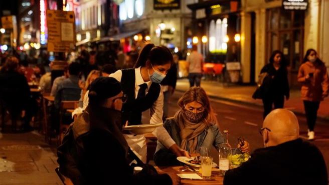 Bares y restaurantes reabren en Grecia tras seis meses de cierre por la pandemia