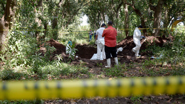 Hallan 100 cuerpos en tres fosas clandestinas en el estado mexicano de Jalisco
