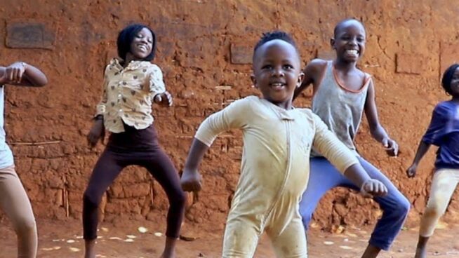 Los pequeños de Masaka Kids Africana ya no bailan solos