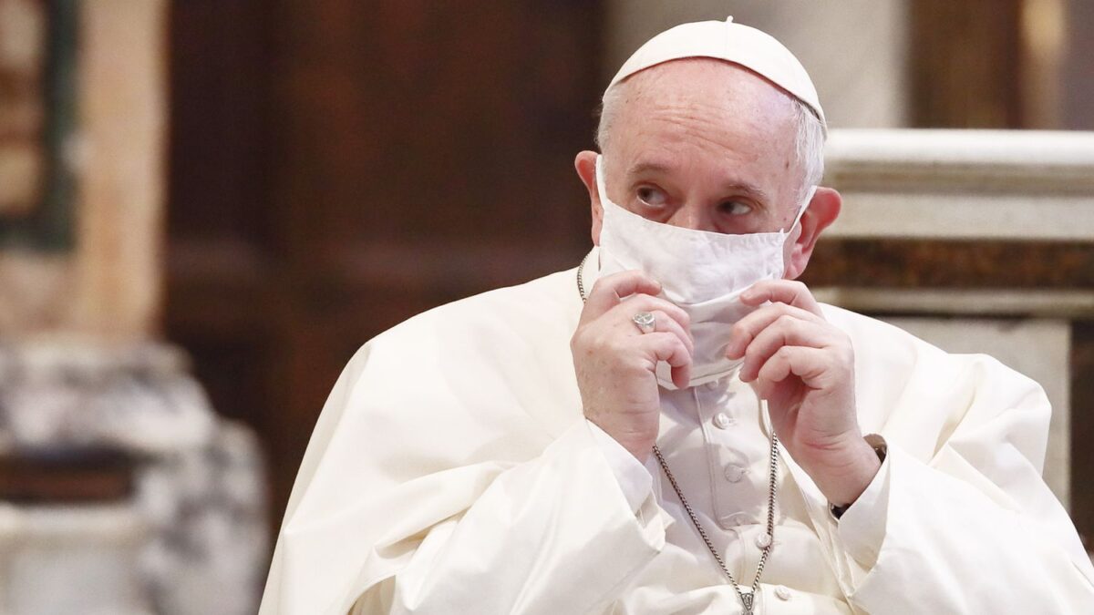 (VÍDEO) El papa Francisco intriga con una misteriosa llamada telefónica en público