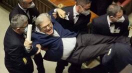 Expulsan en volandas a un diputado del parlamento italiano por negarse a usar bien la mascarilla