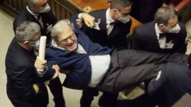 Expulsan en volandas a un diputado del parlamento italiano por negarse a usar bien la mascarilla