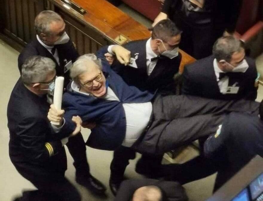 Expulsan en volandas a un diputado del parlamento italiano por negarse a usar bien la mascarilla