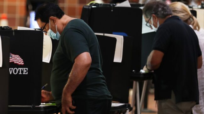 EE.UU. bate récords de voto anticipado a dos semanas de las elecciones